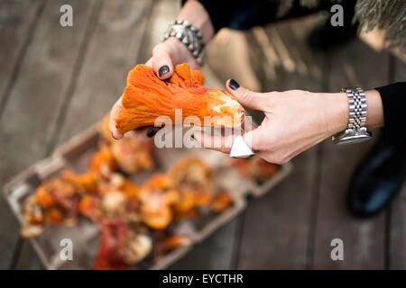 Womans Hände halten Hummer Pilz Stockfoto