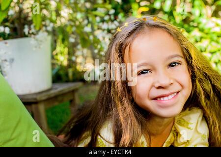 Porträt von ziemlich lächelndes Mädchen im Garten Stockfoto