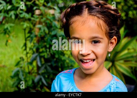 Porträt von hübschen Mädchen im Garten Stockfoto