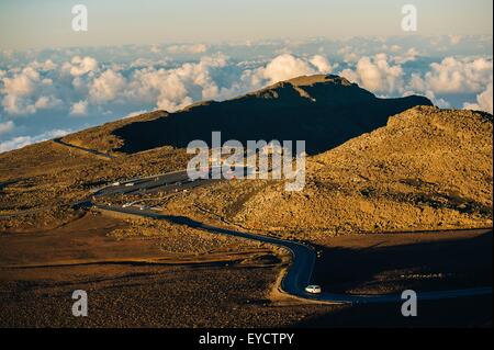 Ansicht der touristischen Straße und Autos, Haleakala National Park, Maui, Hawaii Stockfoto