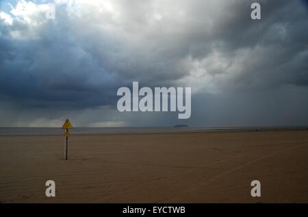 Stürmischer Himmel über den Bristolkanal vom Strand bei Brean Sands, Burnham-on-Sea, Somerset. Stockfoto