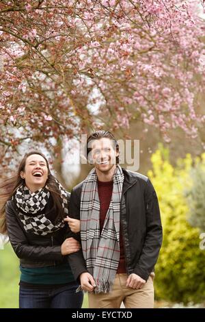 Junges Paar bummeln und Lachen im park Stockfoto