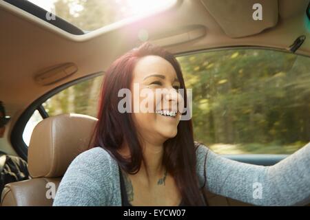 Lächelnde junge Frau, die Auto fahren Stockfoto