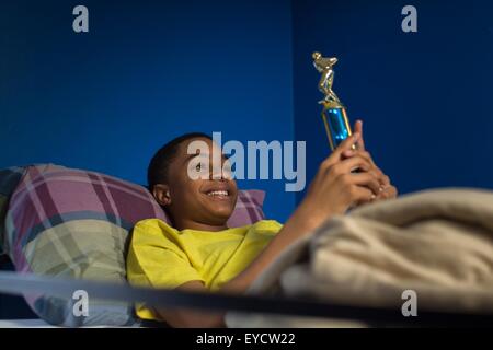 Teenager im Etagenbett bewundern Trophäe liegen Stockfoto