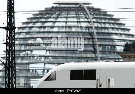 Ein Ice (ICE) Zug macht seinen Weg in Richtung Hauptbahnhof vor der Kuppel des deutschen Parlamentsgebäudes Reichstag in Berlin, Deutschland, 27. Juli 2015. Der Aufsichtsrat der Deutschen Bahn die Deutsche Bahn AG diskutieren eine Realigment der Gesellschaft und personeller Wechsel in der Geschäftsleitung in einer außerordentlichen Sitzung. Foto: Soeren Stache/dpa Stockfoto