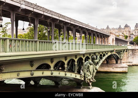 Die Pont de Bir-Hakeim Stahl-Brücke über den Fluss Seine in Paris, Frankreich Stockfoto