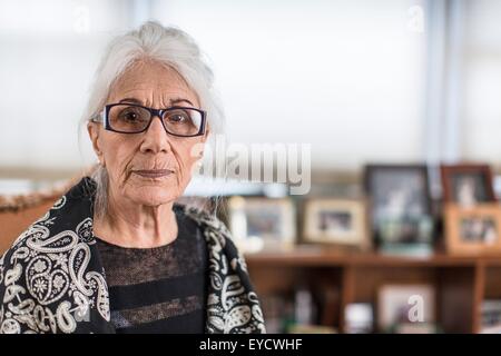 Porträt von senior Frau trägt Brille zu Hause Stockfoto