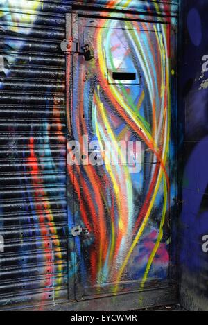 Rainbow Graffiti an einer Tür in Brighton, Sussex, Großbritannien. Stockfoto