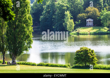 Blick auf den dorischen Tempel und See von Bowood House in Wiltshire im Sommer. Stockfoto