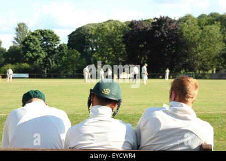 Cricketers Uhr ein Wentworth Cricket Club Match im Wentworth Village in der Nähe von Roterham, Yorkshire, England UK - Sommer 2015 Stockfoto