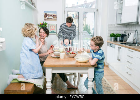 Familie in der Küche frühstücken Stockfoto