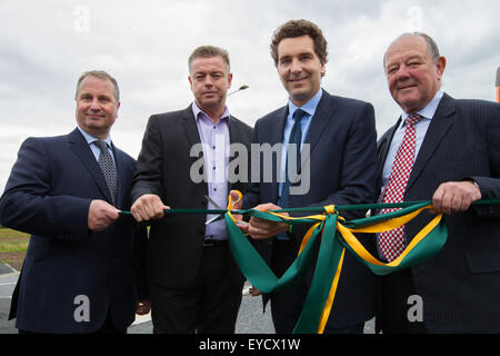 Crewe, Cheshire, UK. 27. Juli 2015. (L-R) Ian Pritchard von Goodman, Ian Mills, Edward Timpson MP und Stadtrat David Brown öffnen die neue Basford West Wirbelsäule Straße, Crewe. Es ist Jack Mills Weise benannt werden, nachdem der späten lokaler Zug Fahrer und Großvater von Herrn Mills, der während der Great Train Robbery 1963 angegriffen wurde. Bildnachweis: Michael Buddle/Alamy Live-Nachrichten Stockfoto