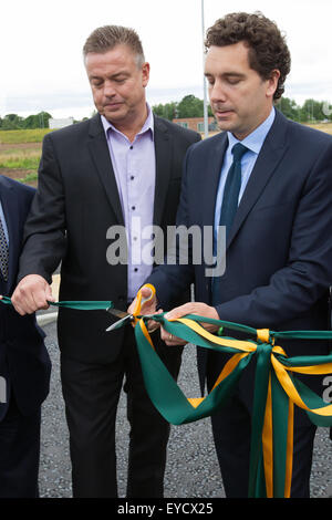 Crewe, Cheshire, UK. 27. Juli 2015. Ian Mills (L) und Edward Timpson MP öffnen die neue Basford West Wirbelsäule Straße, Crewe. Es ist Jack Mills Weise benannt werden, nachdem der späten lokaler Zug Fahrer und Großvater von Herrn Mills, der während der Great Train Robbery 1963 angegriffen wurde. Bildnachweis: Michael Buddle/Alamy Live-Nachrichten Stockfoto