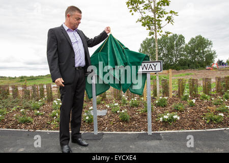 Crewe, Cheshire, UK. 27. Juli 2015. Ian Mills stellt die Zeichen für die neue Basford West Wirbelsäule-Straße. Es ist Jack Mills Weg nach seinem Großvater, der späten lokalen Lokführer Jack Mills, benannt werden, während die Great Train Robbery 1963 angegriffen wurde. Bildnachweis: Michael Buddle/Alamy Live-Nachrichten Stockfoto