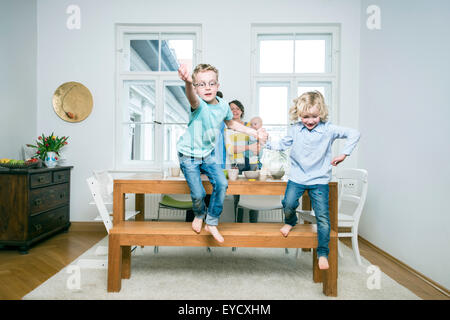 Familie mit drei Kindern im Wohnzimmer Stockfoto