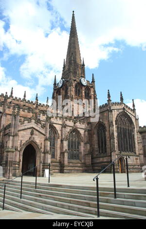 Stadtzentrum von Rotherham Minster, das Münster Allerheiligen-Kirche, Rotherham, South Yorkshire, England UK - Sommer 2015 Stockfoto