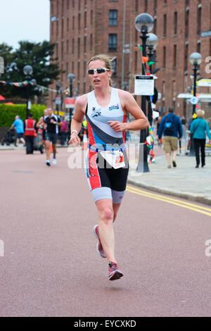 Tri-Athlet Läufer im Wettbewerb in Liverpool Triathlon - Teil der britischen Triathlon Meisterschaften. Stockfoto