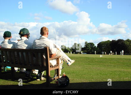 Kricketspieler sehen ein Wentworth-Cricket-Club im Wentworth Village in der Nähe von Roterham, Yorkshire, England UK entsprechen- Stockfoto
