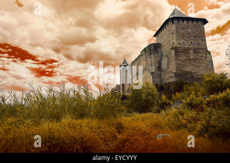 altes Schloss auf der Himmelshintergrund. Stockfoto