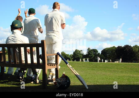 Kricketspieler sehen ein Wentworth-Cricket-Club im Wentworth Village in der Nähe von Roterham, Yorkshire, England UK entsprechen- Stockfoto