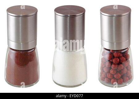 Zutaten für das Frühstück in kleinen Gläsern isoliert auf weißem Hintergrund - Kaffee, Zucker und Kakao Müsli Stockfoto