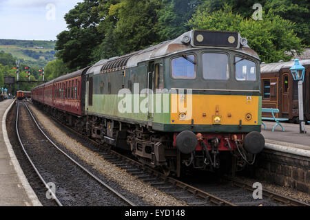 Erhaltene Klasse 25 Bo-Bo Sulzer Diesel Lokomotive Nummer D7628 in Grosmont Station auf der North Yorkshire Moors Railway Stockfoto