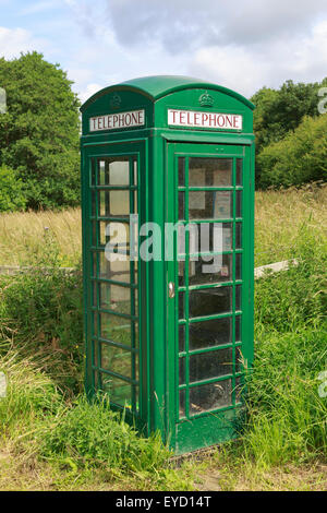 K6 Telefonzelle, entworfen von Giles Gilbert Scott im Jahre 1936, lackiert grün.  Fangdale Beck, North Yorkshire Stockfoto