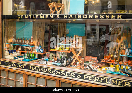 Fenster anzeigen, indem G F Trumper, einem traditionellen Barbershop in Mayfair, London, UK Stockfoto