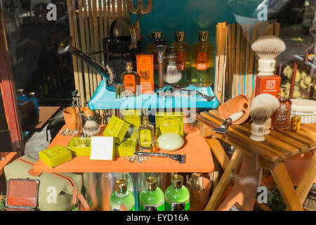 Witwe Anzeige von G F Trumper, einem traditionellen Barbershop in Mayfair, London, UK Stockfoto