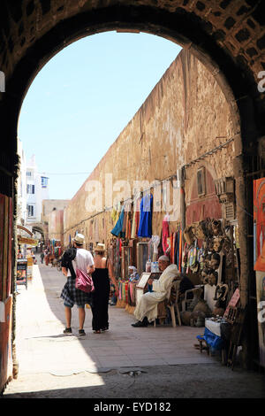 Shopping entlang der Festungsmauer innerhalb der UNESCO aufgeführt Medina in Essaouira, Marokko, Nordafrika Stockfoto