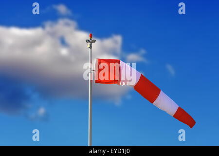 rote und weiße Windsack über blauen Himmel am Flughafen Stockfoto