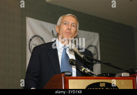 General Wesley K. Clark (i.r.) spricht während eines Mittagessens auf die militärischen Reporter und Redakteure Konferenz über Auswirkungen der Einbettung in den Streitkräften und der Nation im Crown Plaza Hotel in Arlington VA. Clark ist einer von den vielen Bewerbern, die lief für Präsidenten als Demokrat. Stockfoto