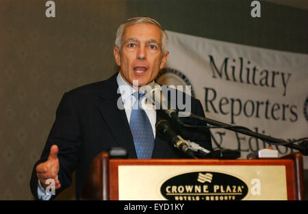 General Wesley K. Clark (i.r.) spricht während eines Mittagessens auf die militärischen Reporter und Redakteure Konferenz über Auswirkungen der Einbettung in den Streitkräften und der Nation im Crown Plaza Hotel in Arlington VA. Clark ist einer von den vielen Bewerbern, die lief für Präsidenten als Demokrat. Stockfoto