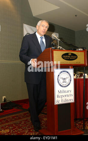 General Wesley K. Clark (i.r.) spricht während eines Mittagessens auf die militärischen Reporter und Redakteure Konferenz über Auswirkungen der Einbettung in den Streitkräften und der Nation im Crown Plaza Hotel in Arlington VA. Clark ist einer von den vielen Bewerbern, die lief für Präsidenten als Demokrat. Stockfoto