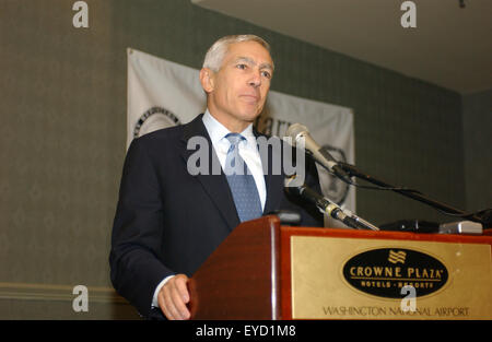 General Wesley K. Clark (i.r.) spricht während eines Mittagessens auf die militärischen Reporter und Redakteure Konferenz über Auswirkungen der Einbettung in den Streitkräften und der Nation im Crown Plaza Hotel in Arlington VA. Clark ist einer von den vielen Bewerbern, die lief für Präsidenten als Demokrat. Stockfoto