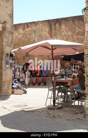 Cafe/Restaurant neben der Festungsmauer in der UNESCO aufgeführt Medina In Essaouira, Marokko, Nordafrika. Stockfoto