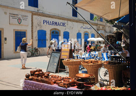 Shop und Menschen, Touristen und Einheimische in der UNESCO aufgeführt Medina, an der Küste, befestigten Essaouira, Marokko, Nordafrika Stockfoto