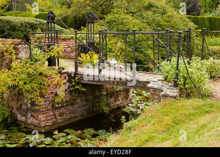 Die Zugbrücke über den Burggraben Mannington Hall in der Nähe von Aylsham in Norfolk, England, UK Stockfoto
