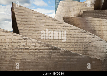Detailansicht der Fassade des Guggenheim Museum in Bilbao, Spanien. Stockfoto