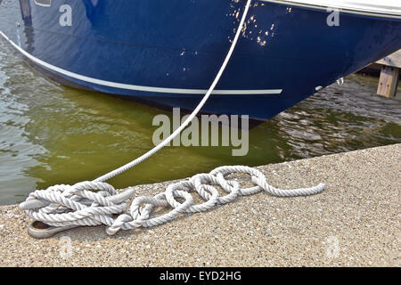 Nautische Seil gebunden an ein Boot-Klampe auf einem Dock eine Boot im Yachthafen Slip zu sichern. Stockfoto