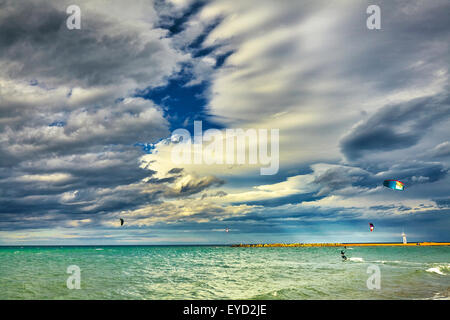 Kitesurfen am Strand. Denia. Alicante. Valencia Community. Spanien Stockfoto