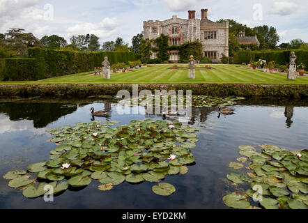 Mannington Hall mit Gänsen auf dem Graben in der Nähe von Aylsham in Norfolk, England, UK Stockfoto