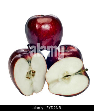 Roter Apfel delicious ganze und geschnittene.  Auf weißem Hintergrund Stockfoto