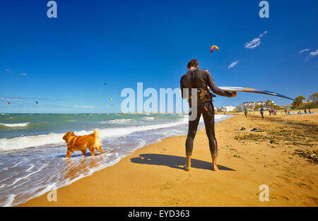 Kitesurfen am Strand. Denia. Alicante. Valencia Community. Spanien Stockfoto