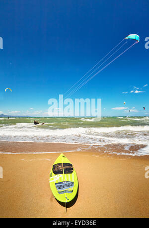 Kitesurfen am Strand. Denia. Alicante. Valencia Community. Spanien Stockfoto