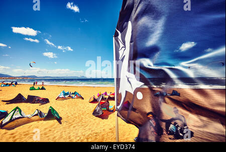 Kitesurfen am Strand. Denia. Alicante. Valencia Community. Spanien Stockfoto