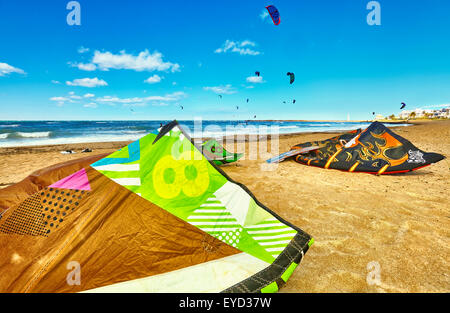 Kitesurfen am Strand. Denia. Alicante. Valencia Community. Spanien Stockfoto