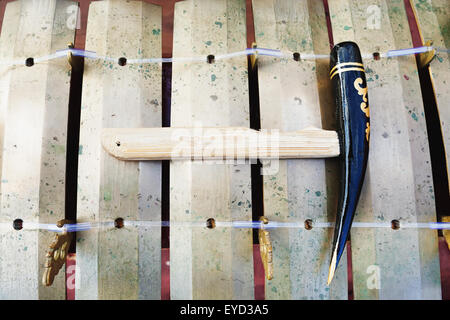 Traditionelle balinesische Perkussion Musikinstrument - Messing Xylophon Jegog mit Hammer, Teil des Gamelan Orchester. Stockfoto