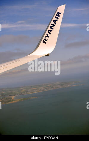 Die Flügelspitze eines Ryan Air Flugzeug fliegen über die irische See. Stockfoto