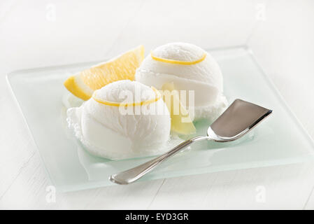 Frische Zitroneneis auf dem Silbertablett serviert. Stockfoto